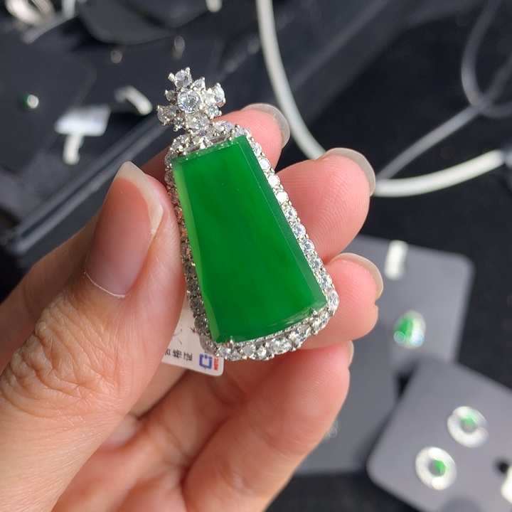 【闪购商品】翡翠吊坠(不含链)银S925镶嵌天然翡翠