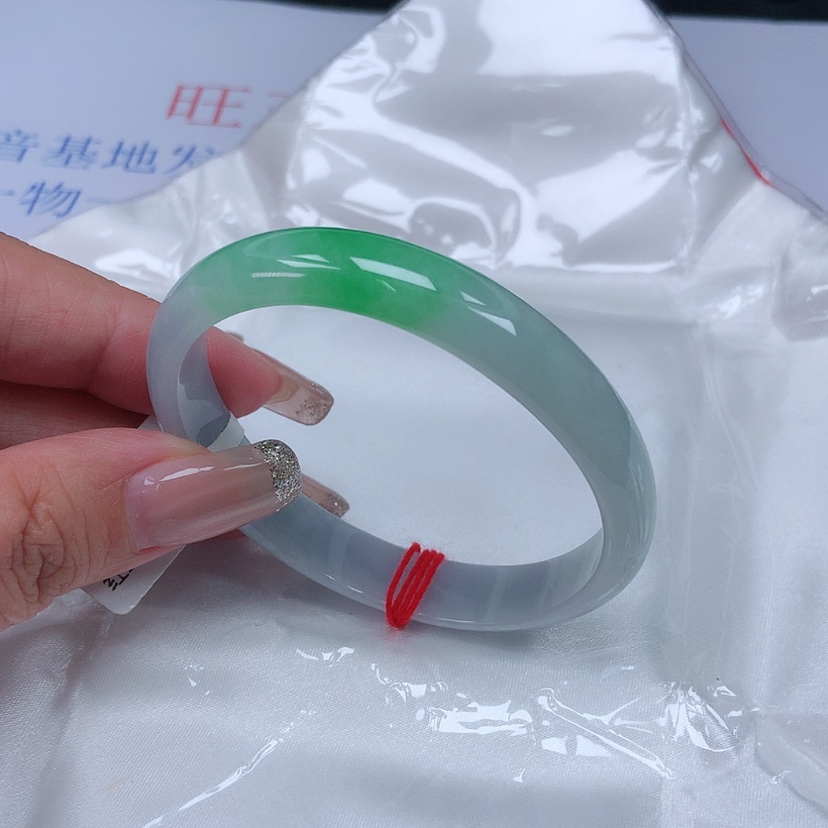 【闪购商品】未镶嵌手镯（贵妃镯）翡翠5556，