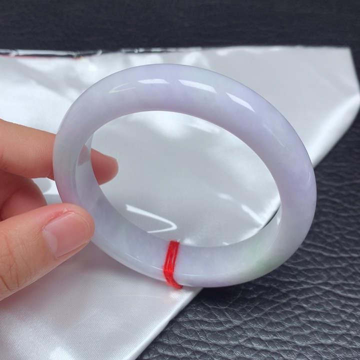 翡翠手镯未镶嵌。