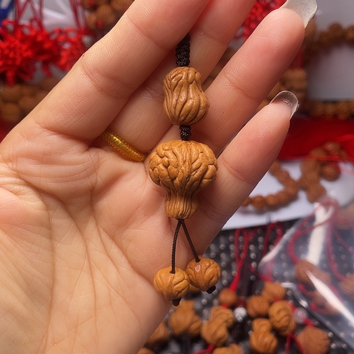 木质类龙纹桃枭挂件