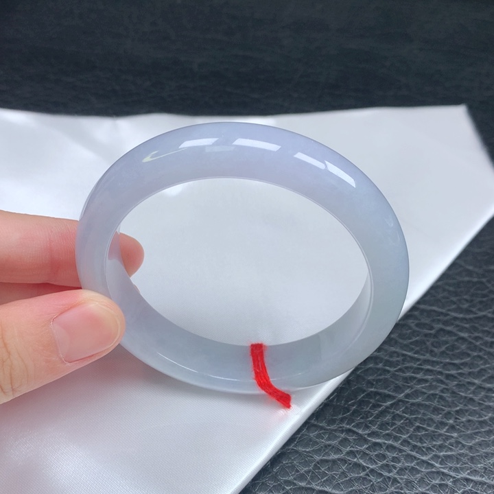 翡翠手镯未镶嵌。