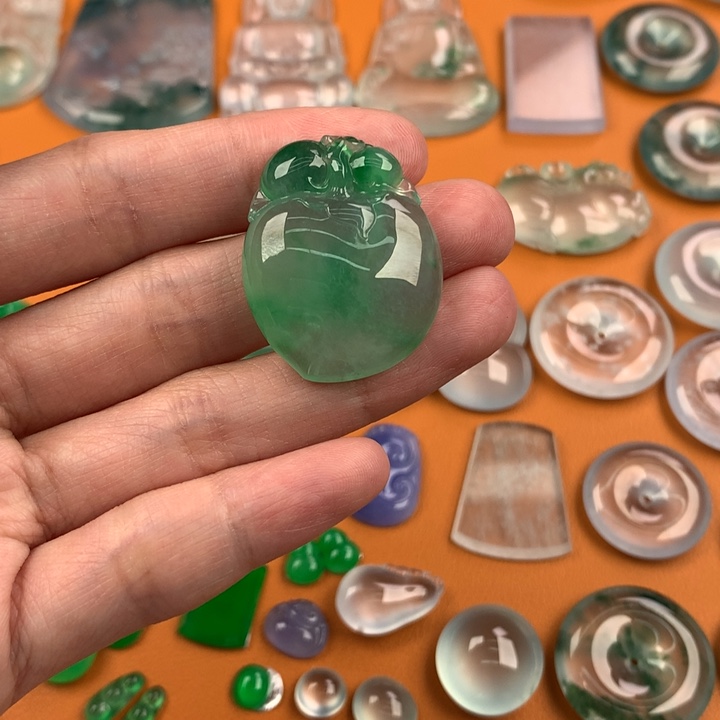 翡翠挂件未镶嵌….