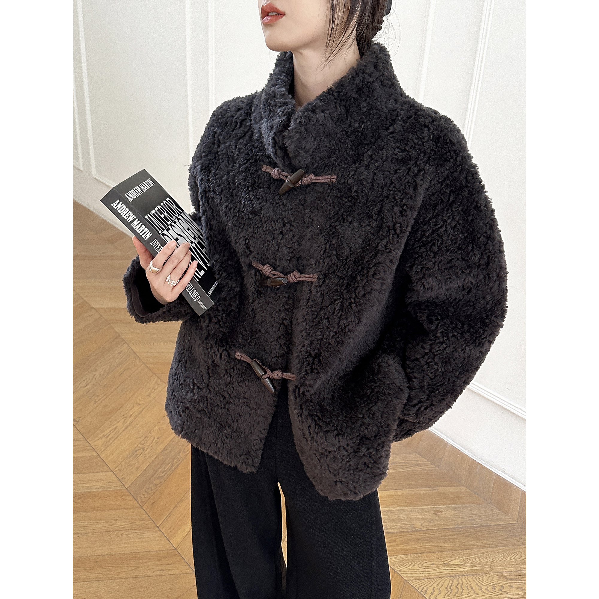 [68岁小姐姐]新款立领羊羔毛牛角扣落肩长袖短外套D25HSJC 087