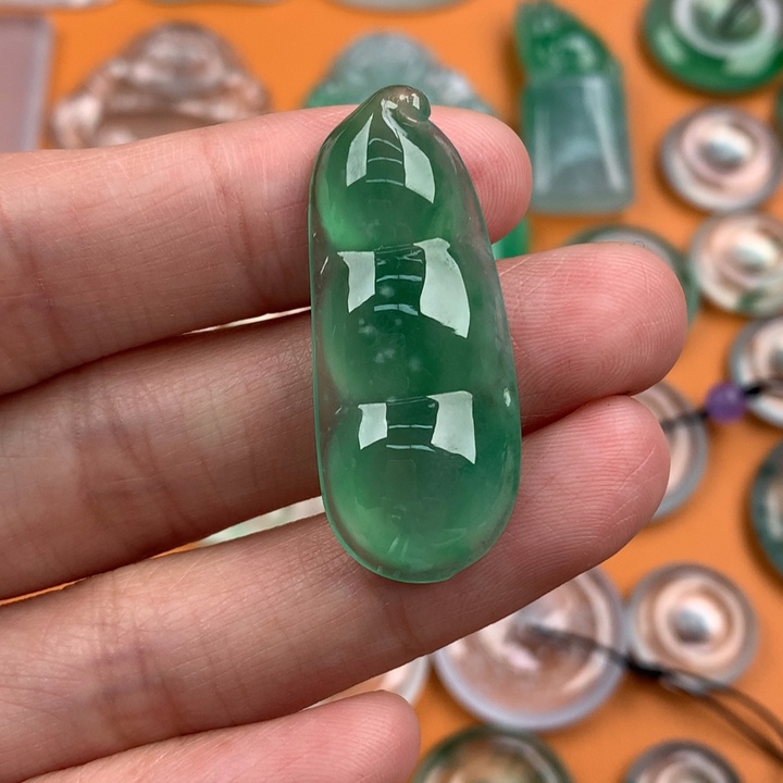 翡翠挂件未镶嵌….