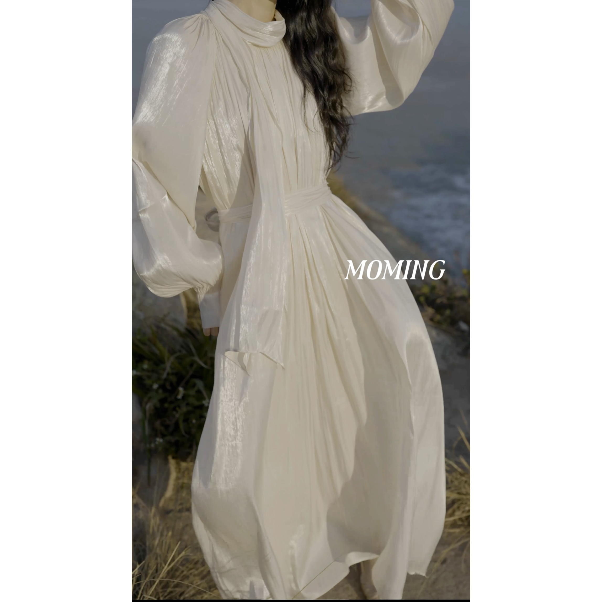 MOMING春季新品 晚香玉 法式亮丝定制堆堆领飘带连衣裙（配腰带）