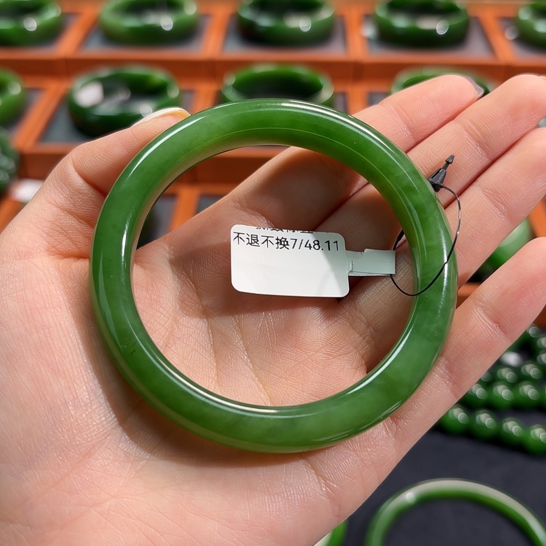 泡***鱼和田玉（碧玉）未镶嵌手镯果阳绿