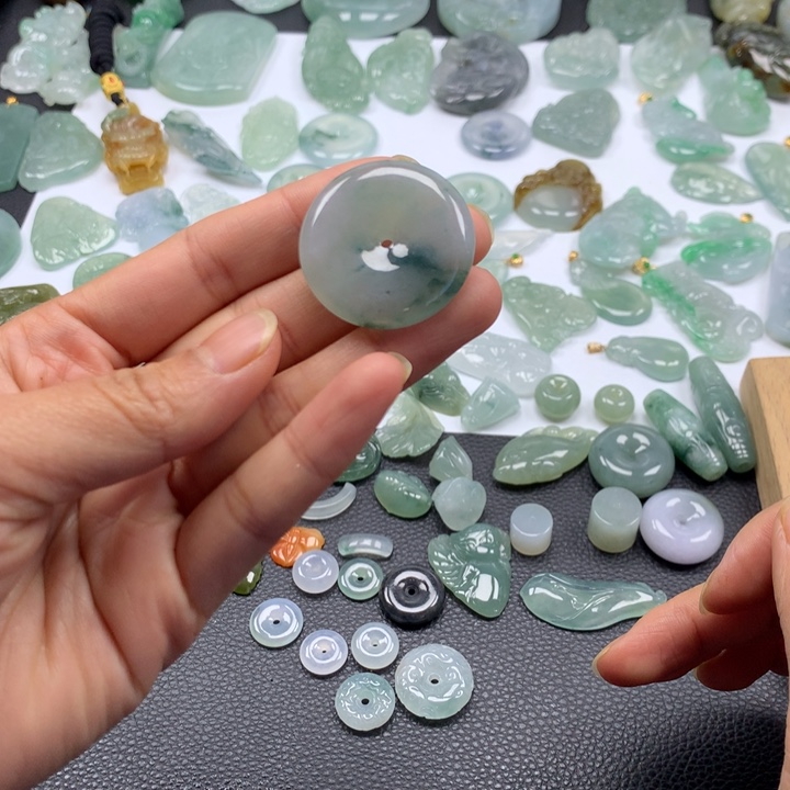 翡翠颈饰未镶嵌平安扣