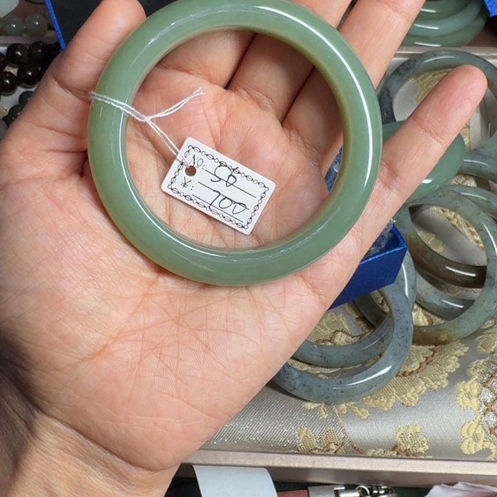 和田玉未镶嵌手镯