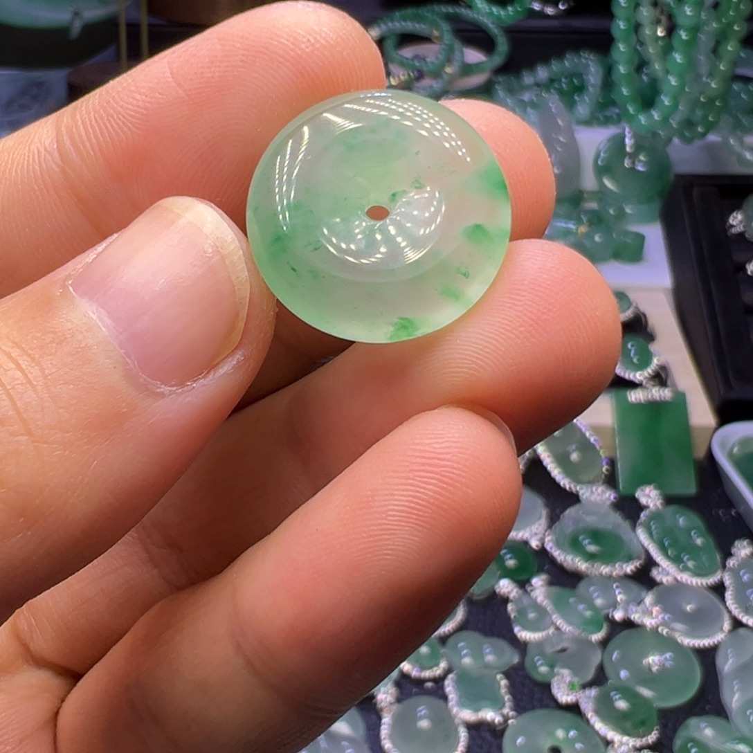 石英质玉（非洲翠）未镶嵌颈饰