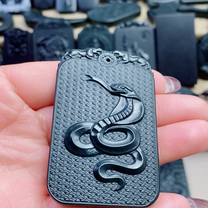 和田玉（青玉）颈饰未镶嵌双面雕刻