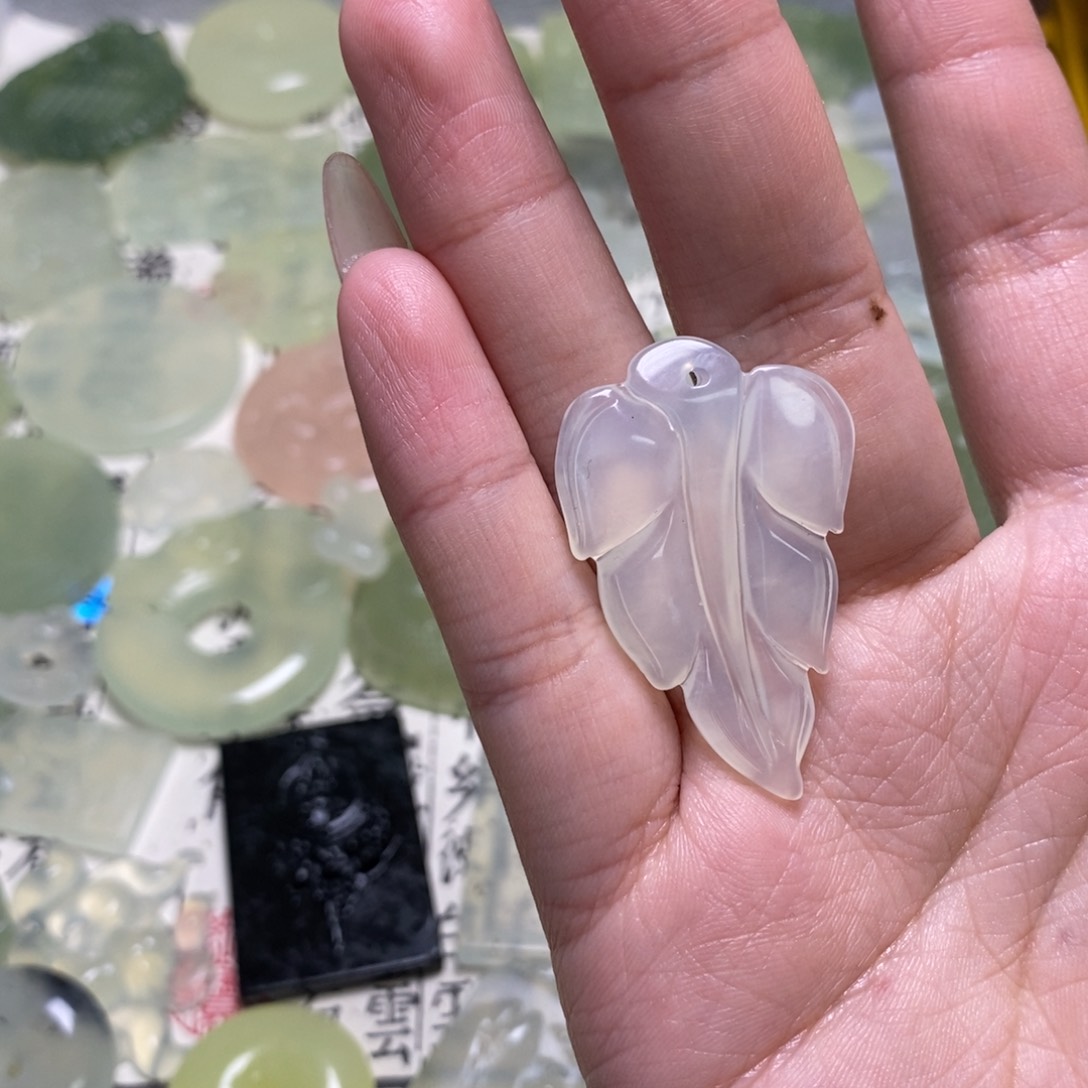 蛇纹石玉颈饰未镶嵌叶子