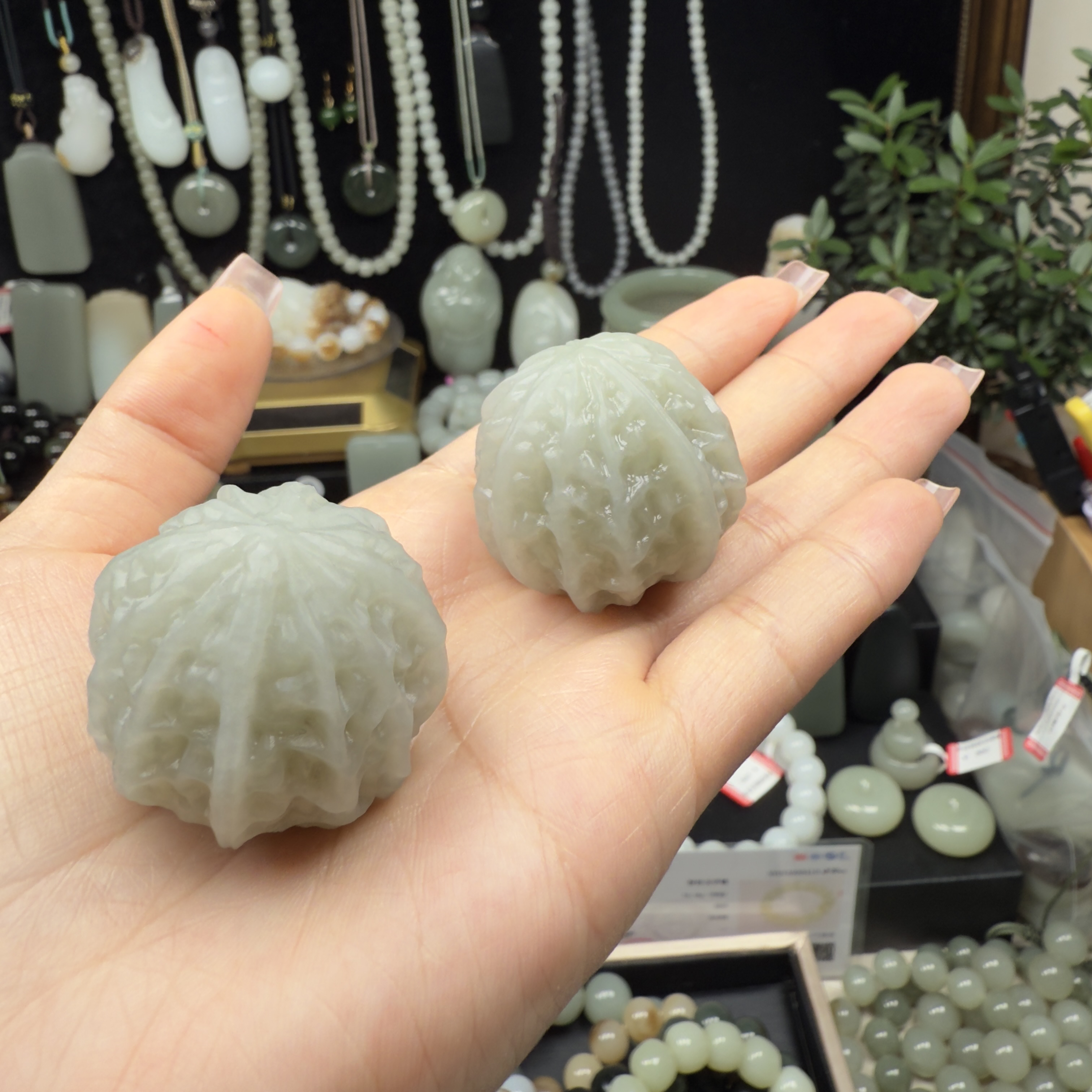 天然和田玉新疆且末高青白核桃把件
