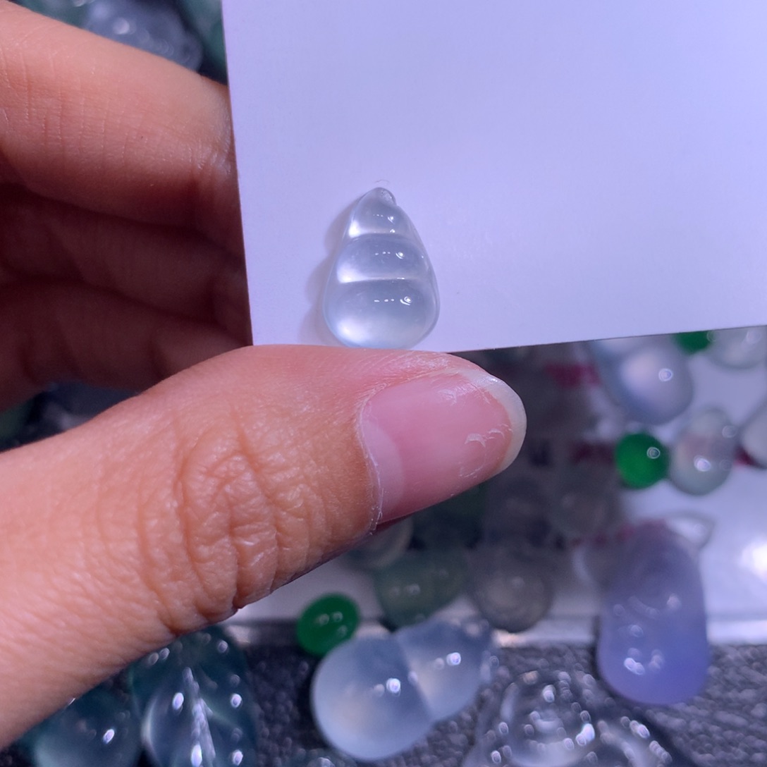 翡翠颈饰未镶嵌今***雪翡翠