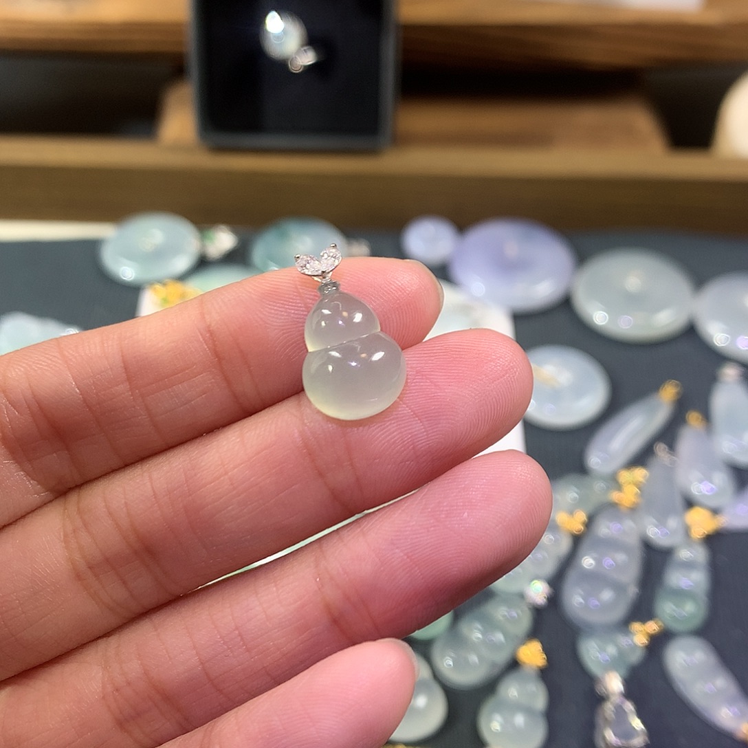 翡翠18K金镶嵌颈饰冰葫芦