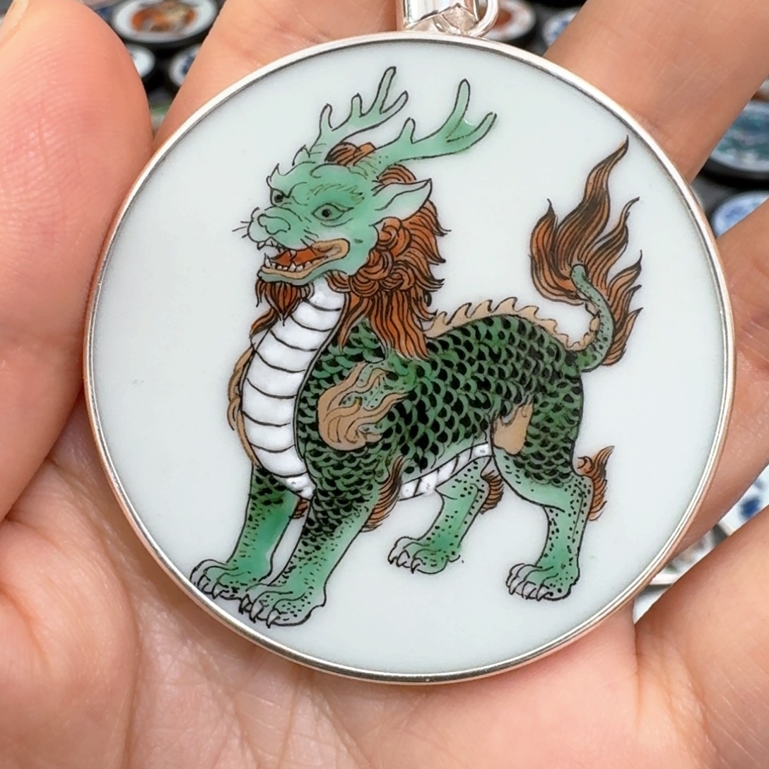 超***哥瓷片粉彩纯银麒麟挂件