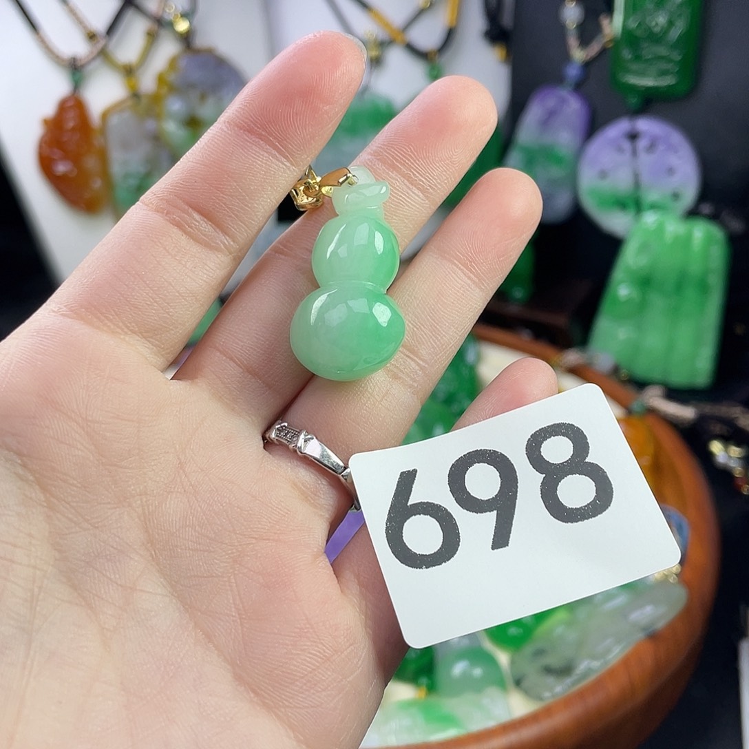 翡翠未镶嵌吊坠(赠链)