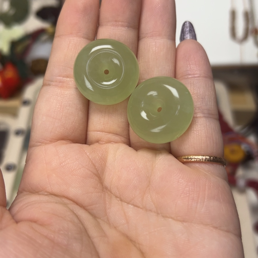 蛇纹石玉颈饰合金