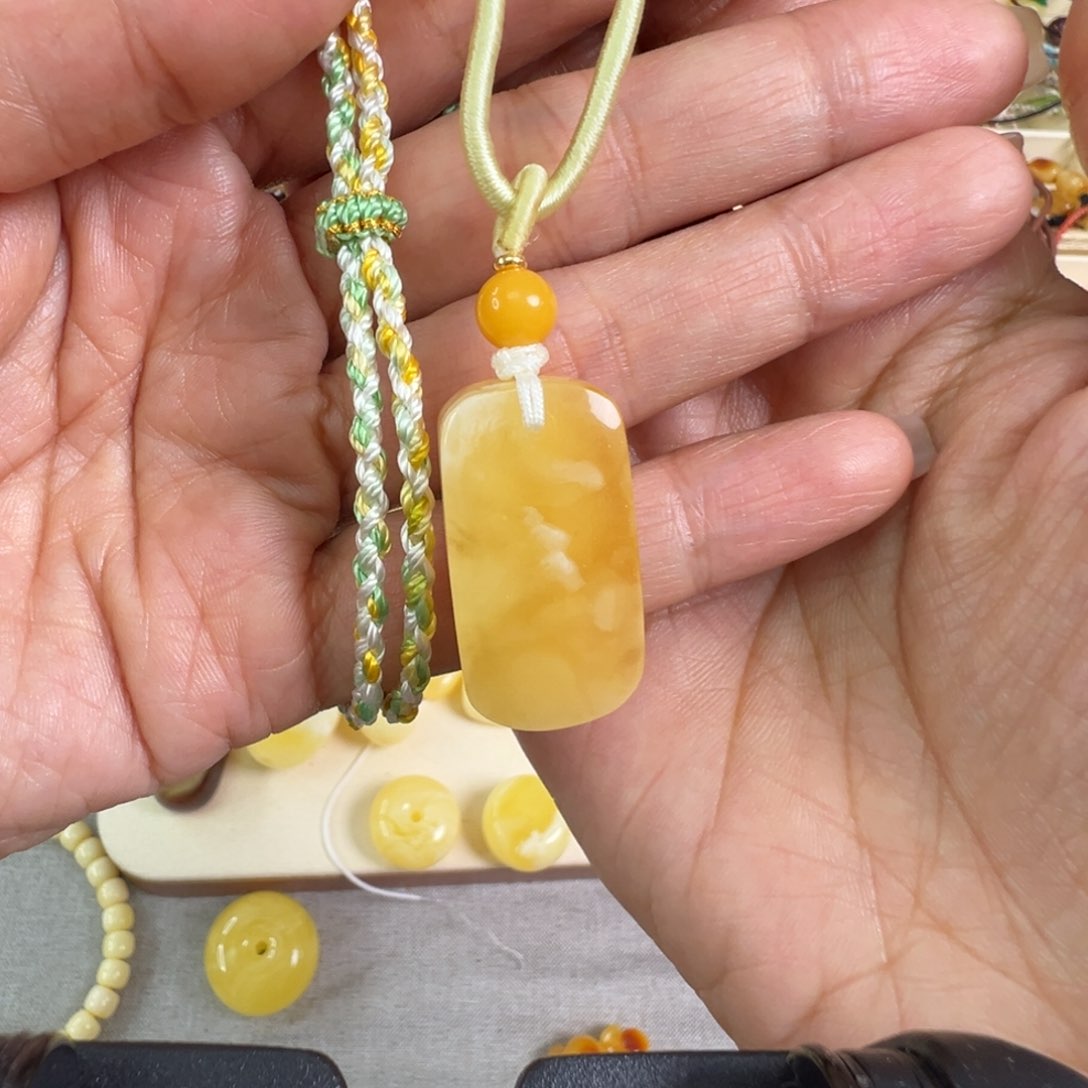 蜜蜡裸石未镶嵌蜜蜡