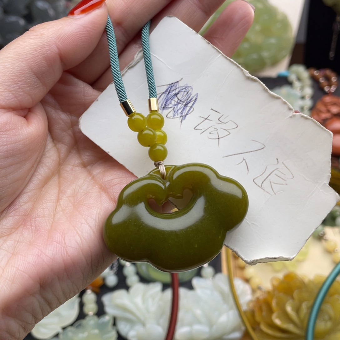 蛇纹石玉颈饰未镶嵌