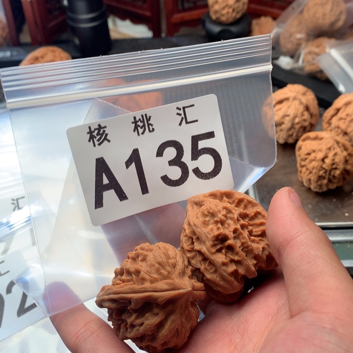 文玩核桃吊坠大龙