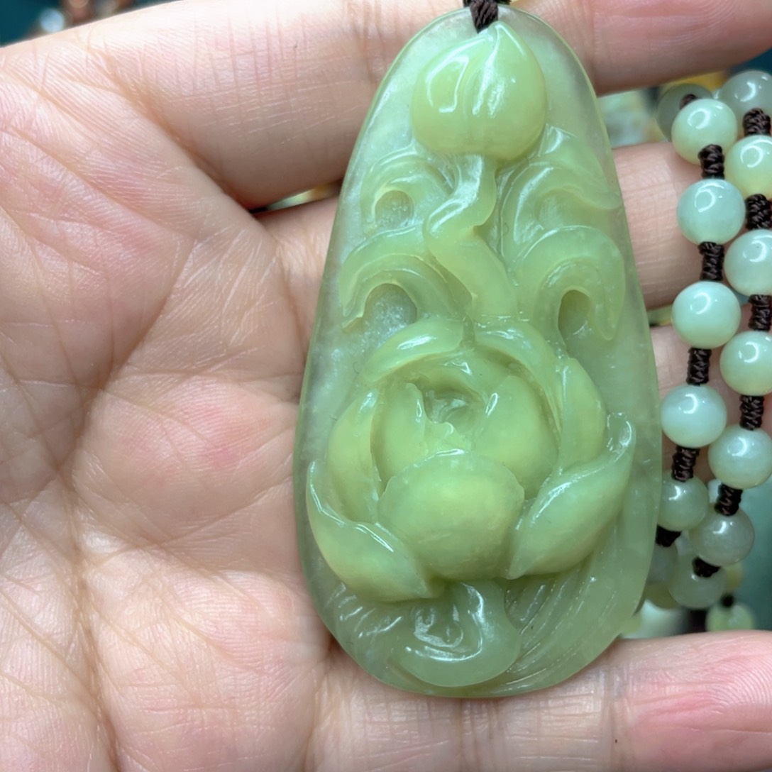 蛇纹石玉颈饰未镶嵌