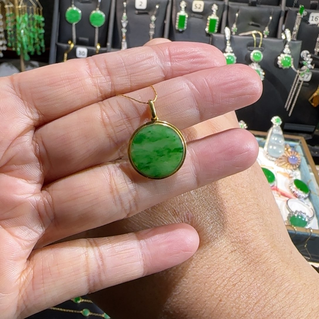 翡翠18K金镶嵌颈饰吊坠