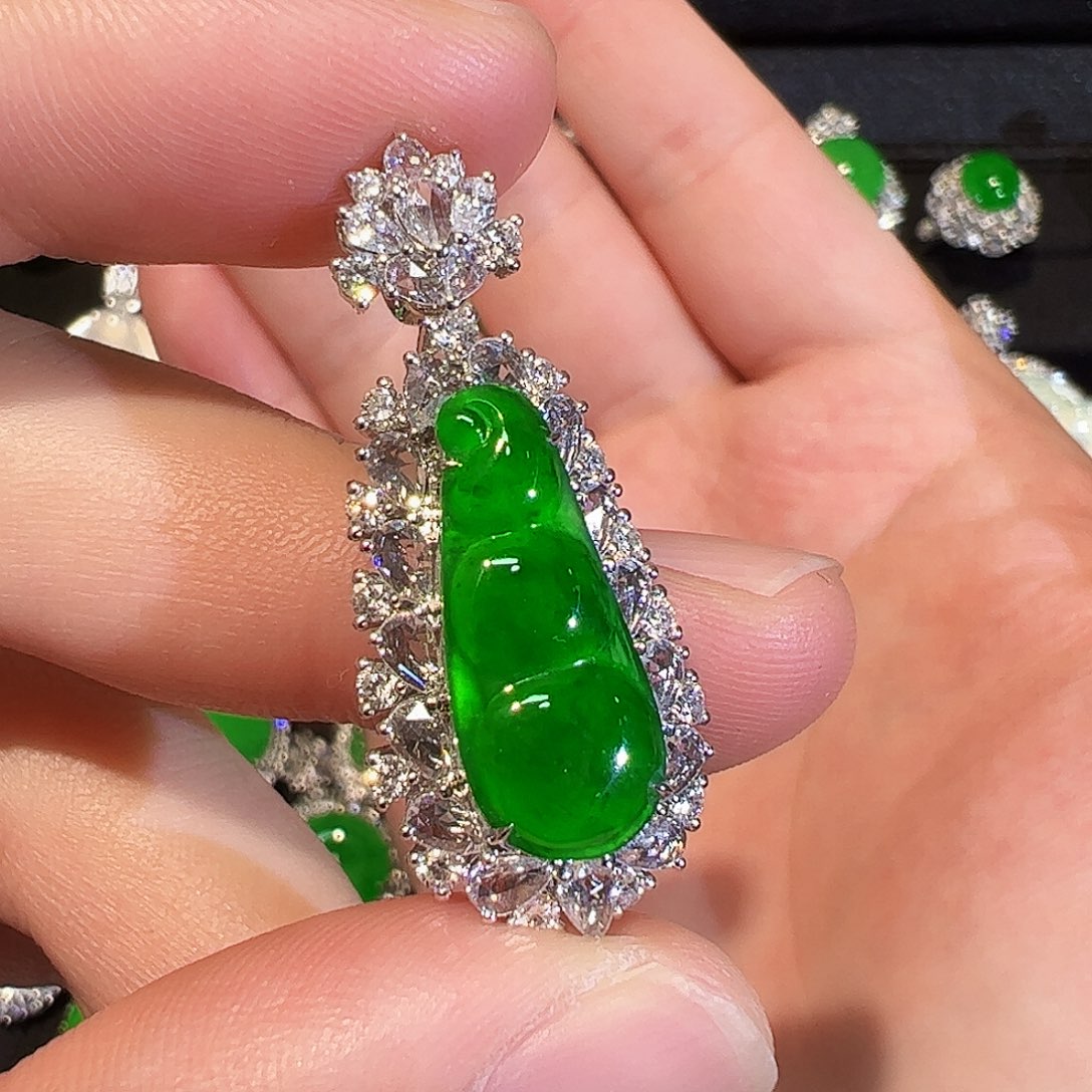 颈饰18K金镶嵌翡翠福豆