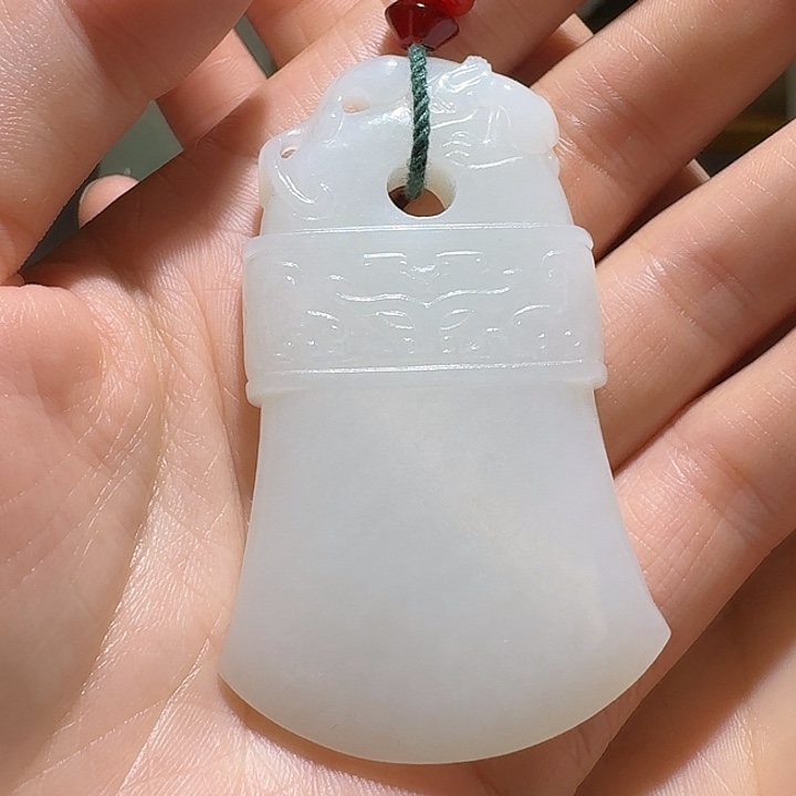 莫***人和田玉未镶嵌颈饰