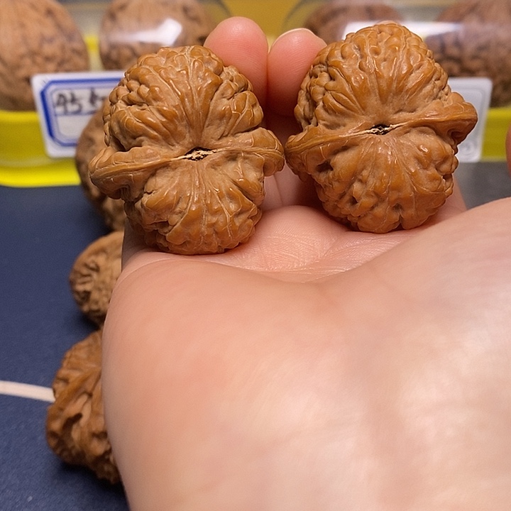 文玩核桃吊坠金字塔