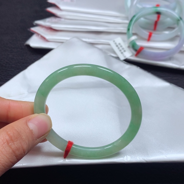 翡翠手镯（贵妃镯）未镶嵌52圈