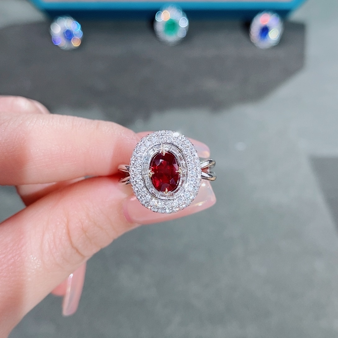 红宝石戒指18K金镶嵌1.29ct无烧鸽血红grs