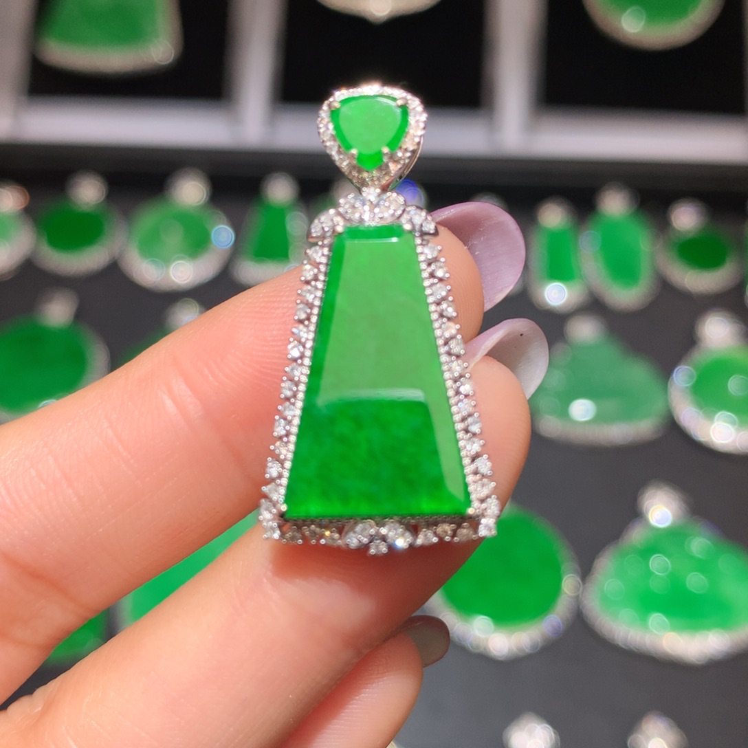 翡翠颈饰18K金镶嵌翡翠