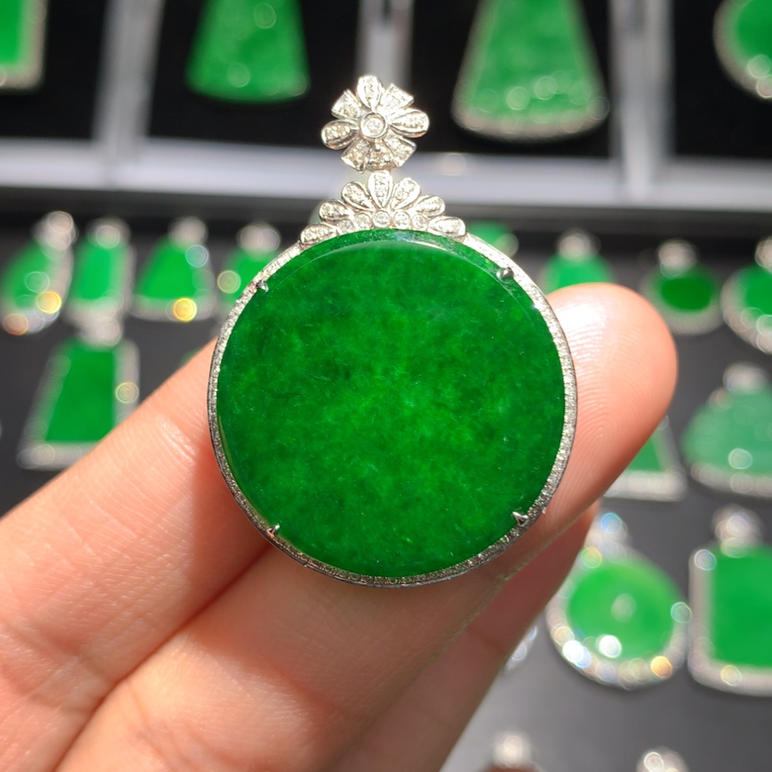 翡翠颈饰18K金镶嵌翡翠