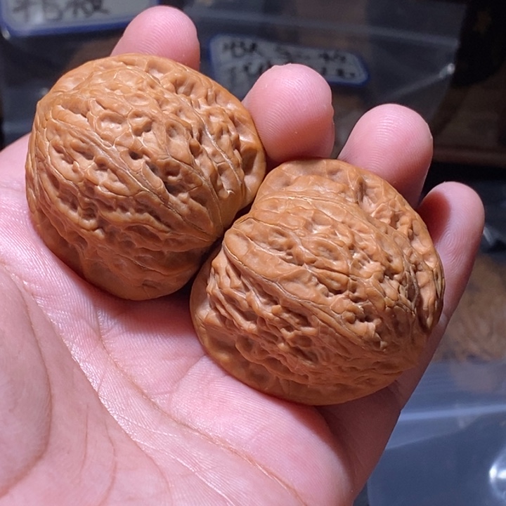 y***.文玩核桃吊坠40全品铁锤（一点虚黄）