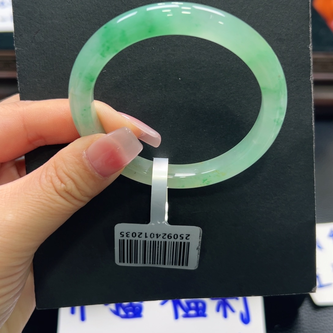 石英质玉（非洲翠）未镶嵌手镯