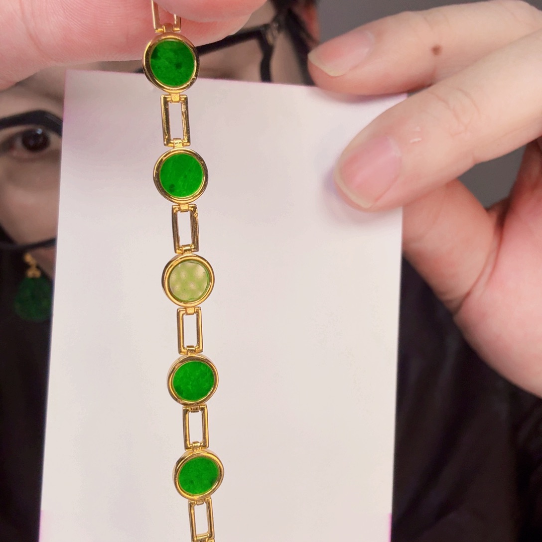 翡翠未镶嵌颈饰一件