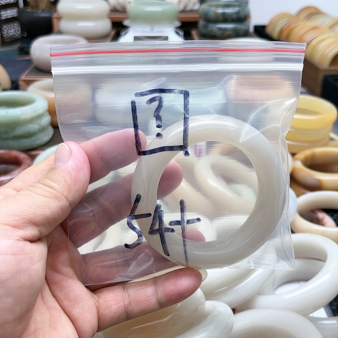 石英质玉手镯未镶嵌?