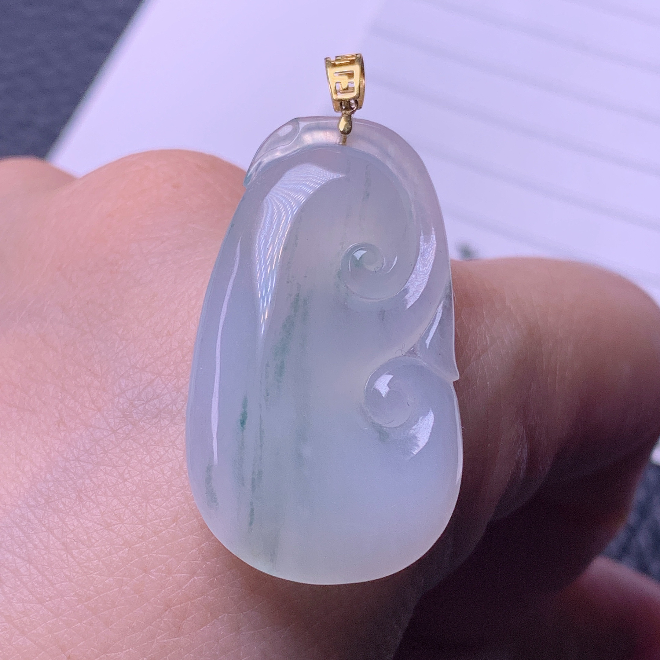 天然缅甸a货翡翠飘绿如意玉吊坠18k金扣33/19/5.6