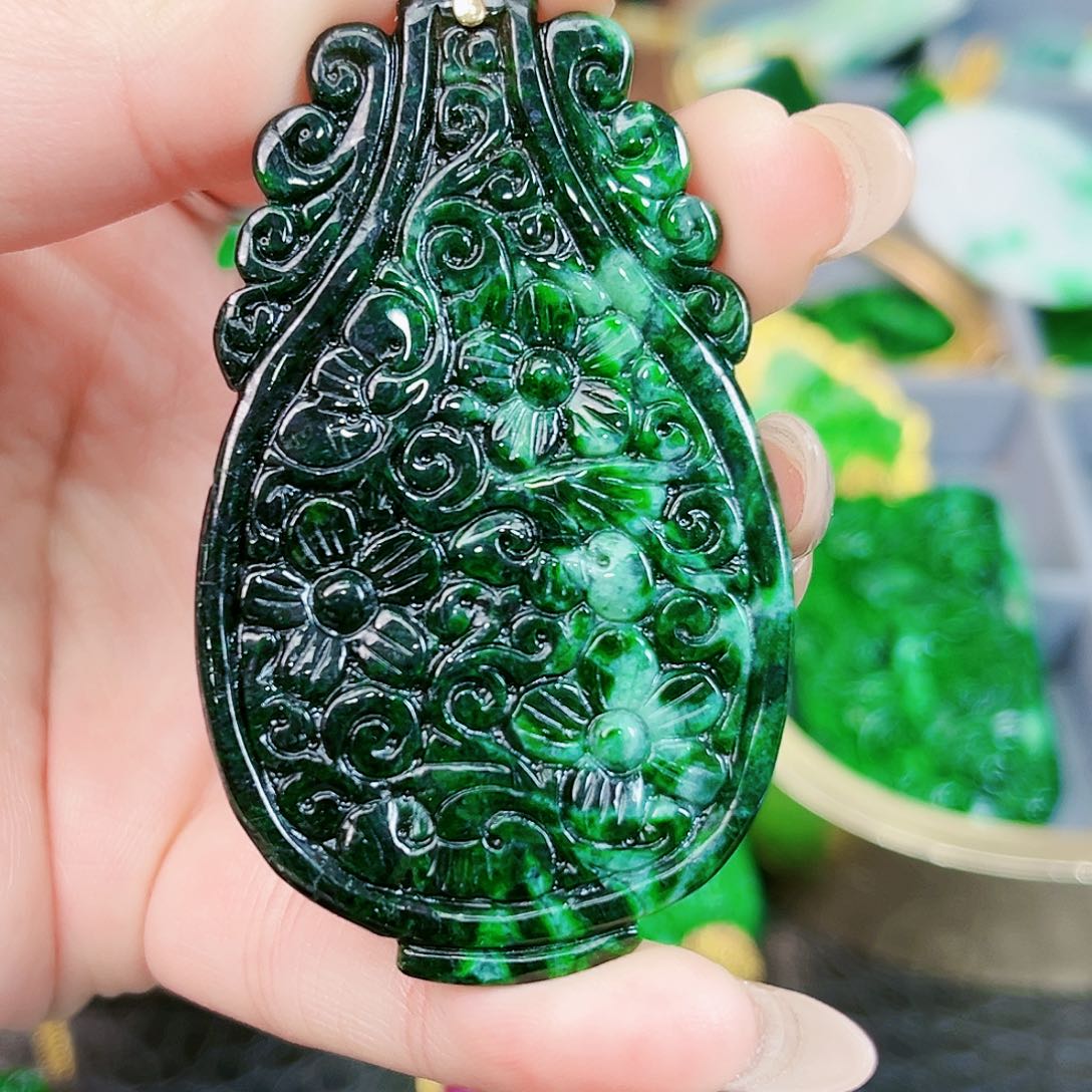 翡翠颈饰18K金镶嵌吊坠