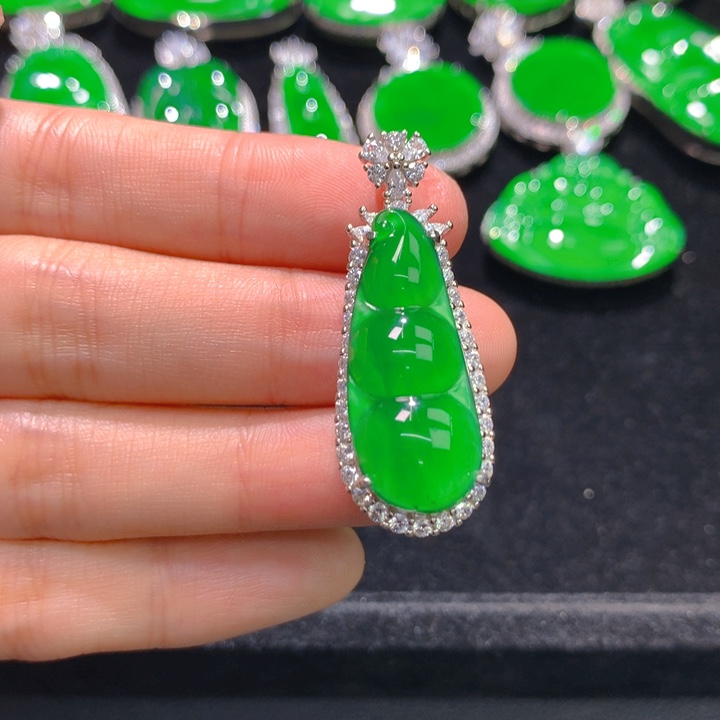 翡翠银S925镶嵌颈饰一个