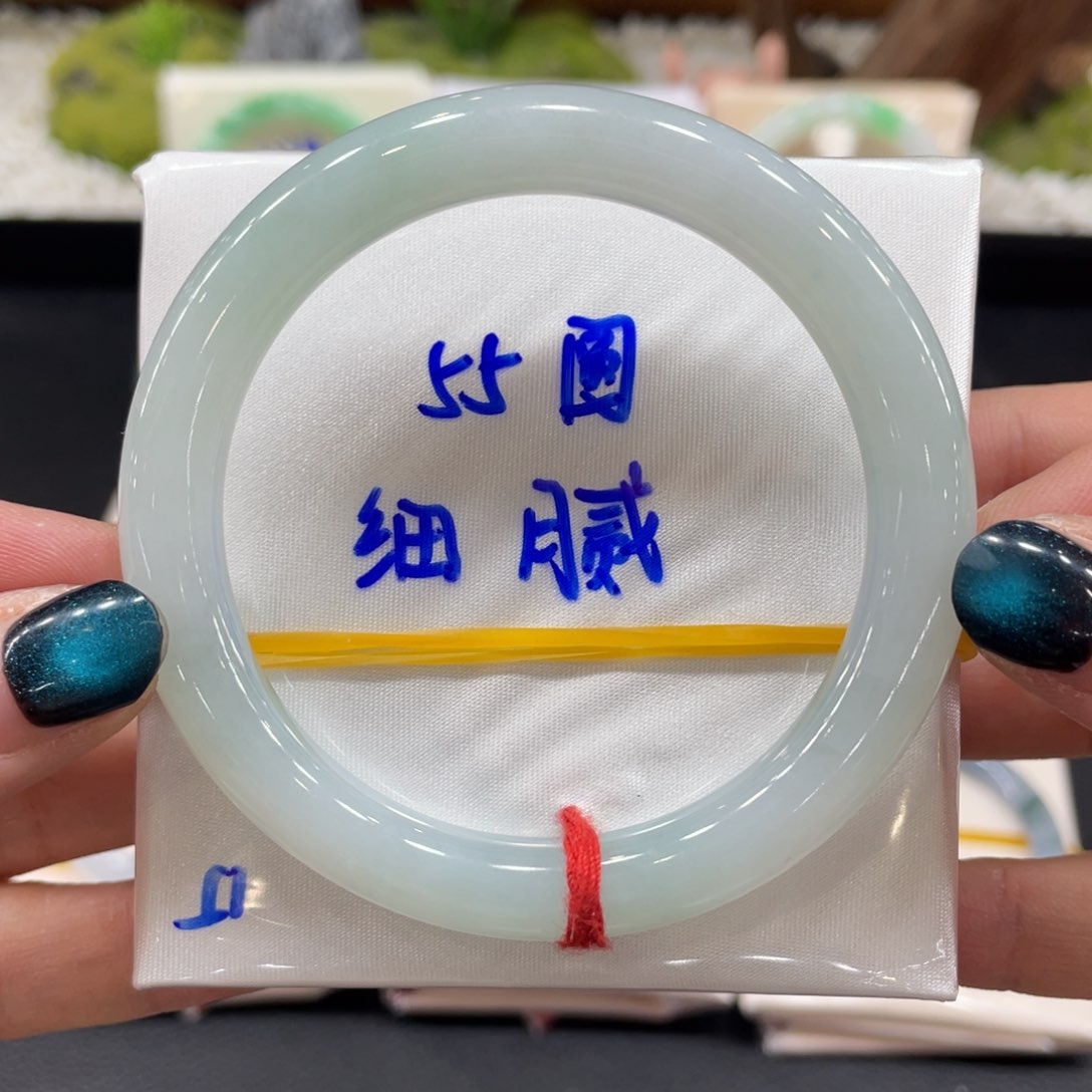 翡翠手镯未镶嵌缅甸天然翡翠