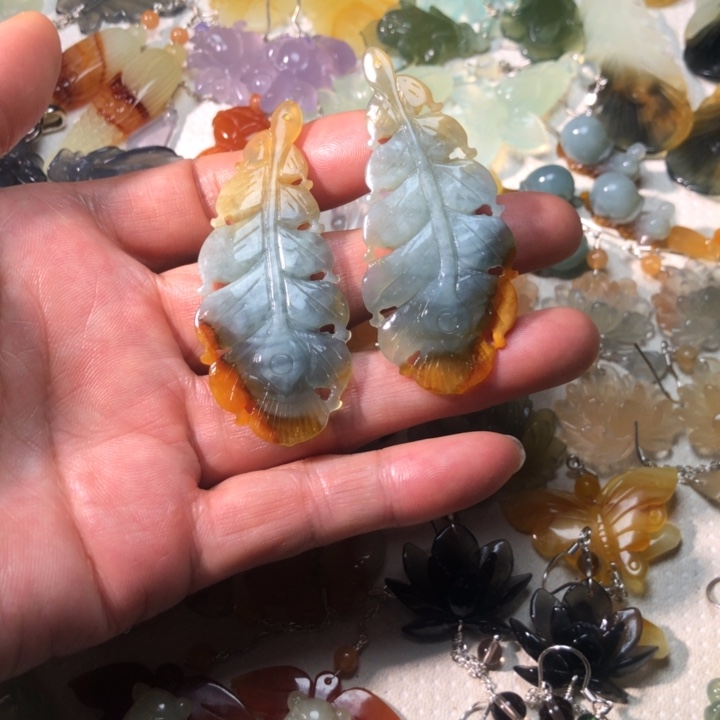 红***谷蛇纹石玉未镶嵌耳坠