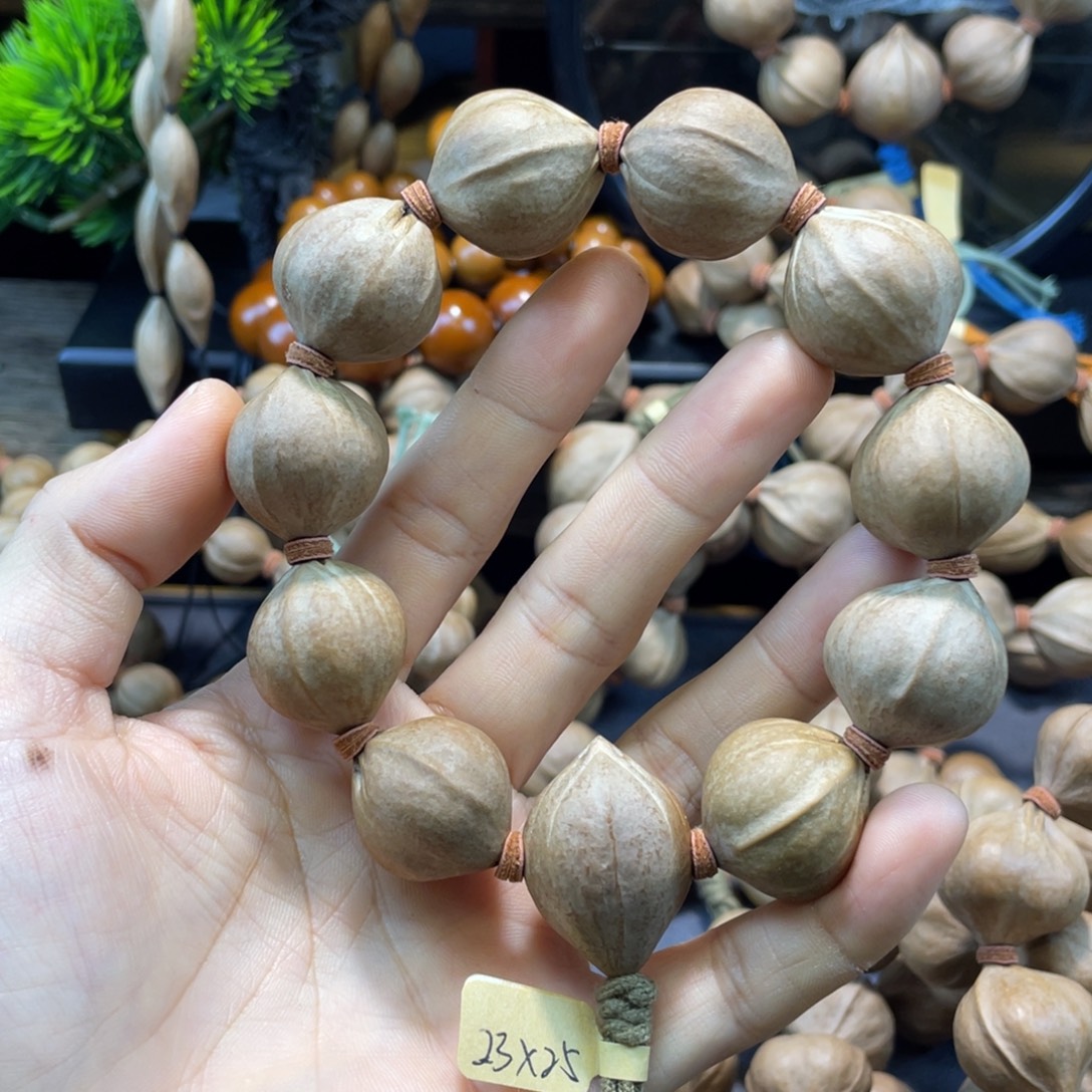 王***哟橄榄核吊坠2325老料