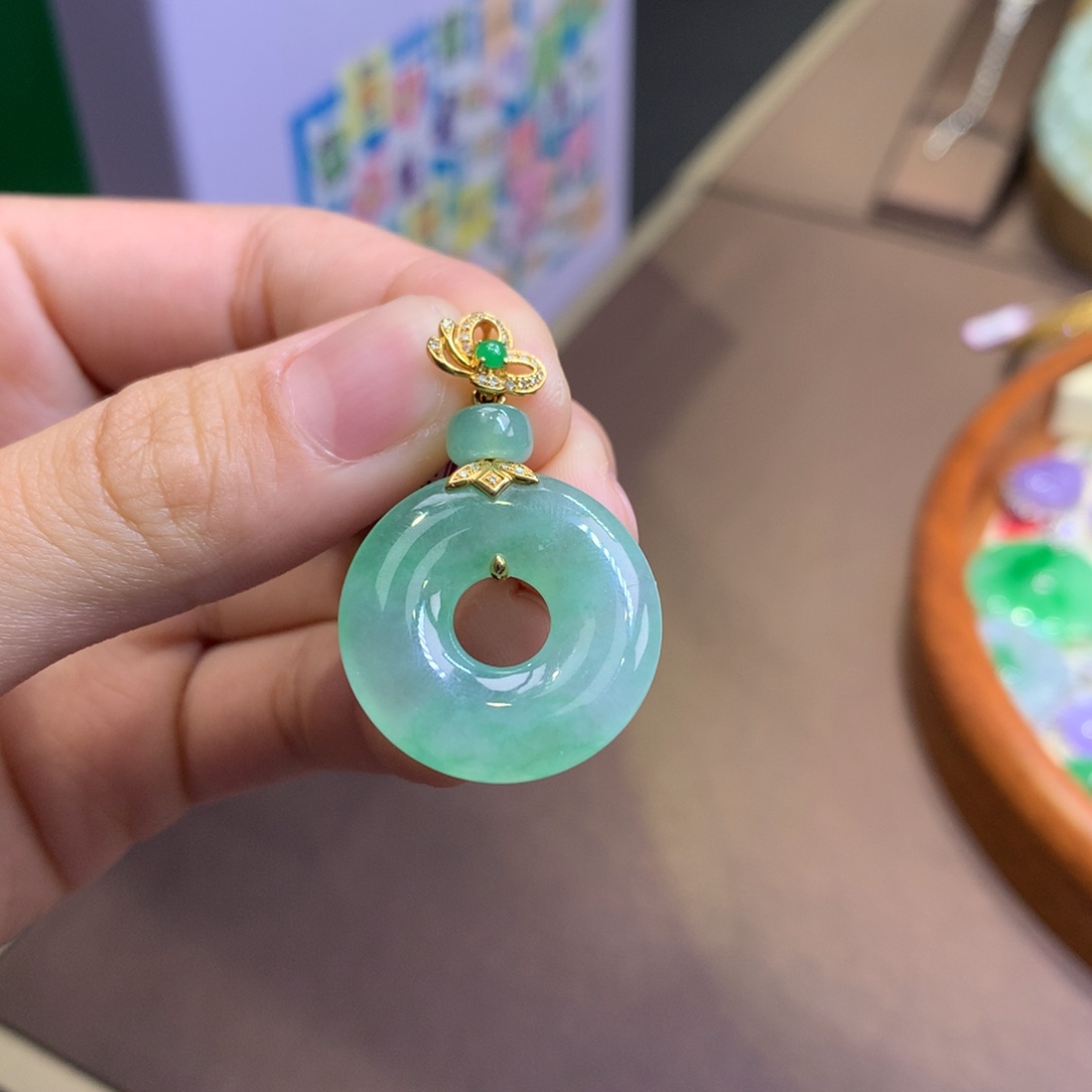 翡翠18K金镶嵌颈饰翡翠