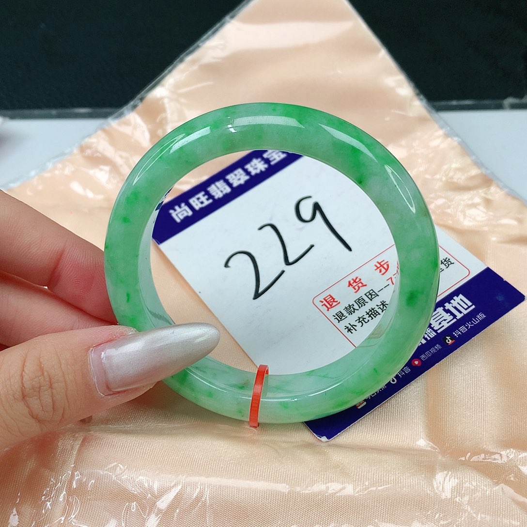 翡翠手镯未镶嵌翡翠12