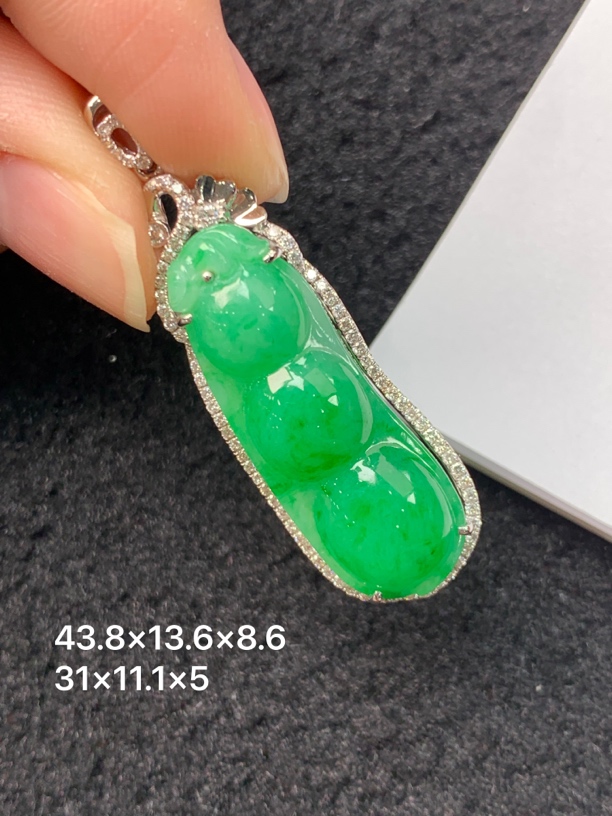 18k金镶嵌天然缅甸翡翠阳绿福豆吊坠