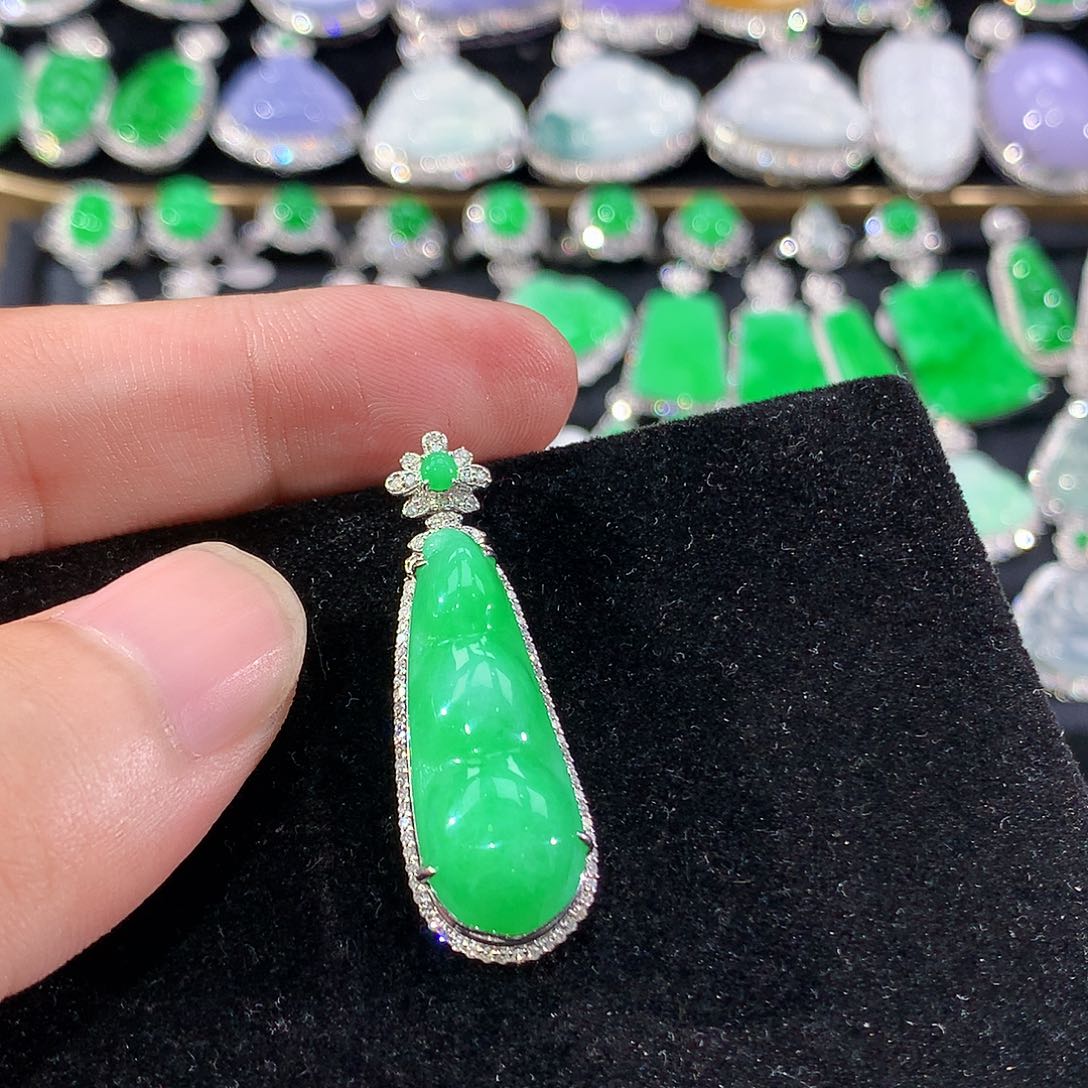 翡翠18K金镶嵌颈饰