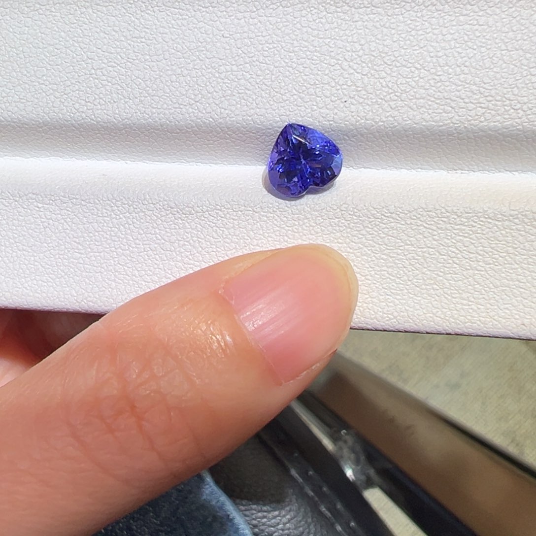 珠宝半成品未镶嵌坦桑石2.05ct4A