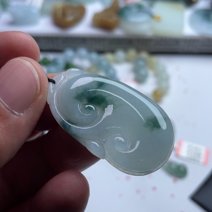 一***5翡翠未镶嵌颈饰挂件