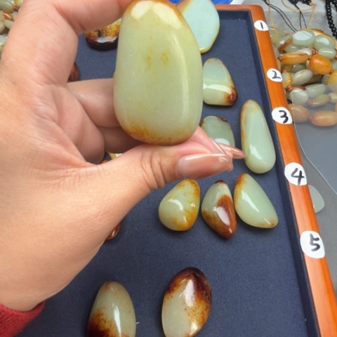 和田玉颈饰未镶嵌时**浅